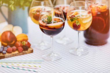 yaz içecekler, meyve kokteylleri çilek Beyaz ahşap tablo