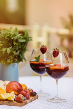 yaz içecekler, meyve kokteylleri çilek Beyaz ahşap tablo