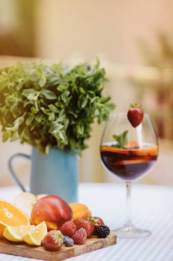 Yaz içeceği, meyve kokteyli çilek Beyaz ahşap tablo