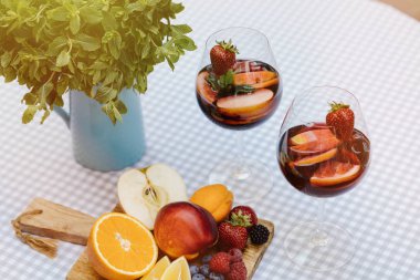 yaz içecekler, meyve kokteylleri çilek Beyaz ahşap tablo