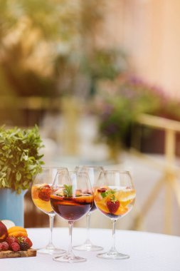 yaz içecekler, meyve kokteylleri çilek Beyaz ahşap tablo