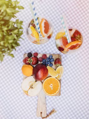 yaz içecekler, meyve kokteylleri çilek Beyaz ahşap tablo