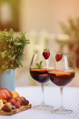 yaz içecekler, meyve kokteylleri çilek Beyaz ahşap tablo