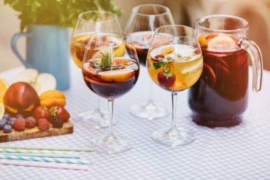 yaz içecekler, meyve kokteylleri çilek Beyaz ahşap tablo