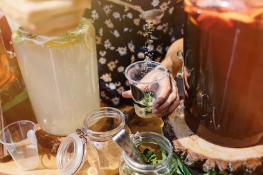 Barmen Mojito içmek kokteyl yapmak 