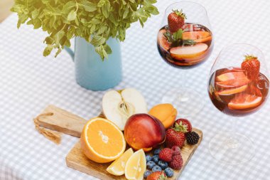 yaz içecekler, meyve kokteylleri çilek Beyaz ahşap tablo