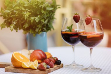 yaz içecekler, meyve kokteylleri çilek Beyaz ahşap tablo