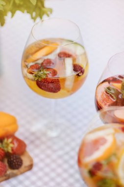 yaz içecekler, meyve kokteylleri çilek Beyaz ahşap tablo