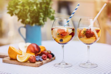 yaz içecekler, meyve kokteylleri çilek Beyaz ahşap tablo