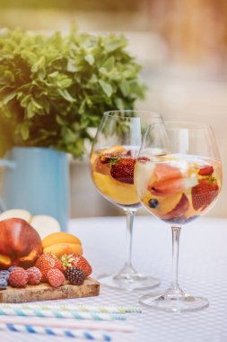 yaz içecekler, meyve kokteylleri çilek Beyaz ahşap tablo