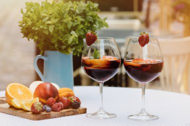 yaz içecekler, meyve kokteylleri çilek Beyaz ahşap tablo