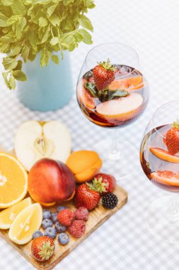 yaz içecekler, meyve kokteylleri çilek Beyaz ahşap tablo