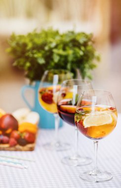 yaz içecekler, meyve kokteylleri çilek Beyaz ahşap tablo