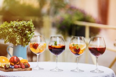 yaz içecekler, meyve kokteylleri çilek Beyaz ahşap tablo