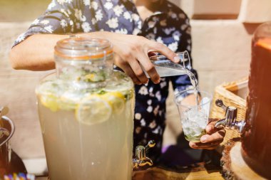 Barmen Mojito içmek kokteyl yapmak 