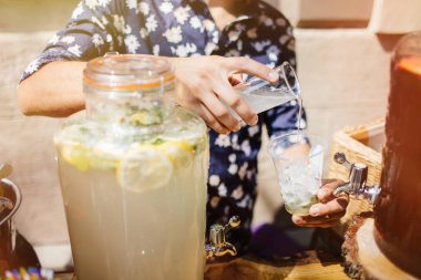 Barmen Mojito içmek kokteyl yapmak 