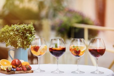 yaz içecekler, meyve kokteylleri çilek Beyaz ahşap tablo