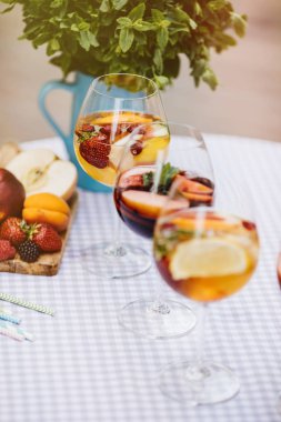 yaz içecekler, meyve kokteylleri çilek Beyaz ahşap tablo