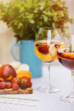 yaz içecekler, meyve kokteylleri çilek Beyaz ahşap tablo