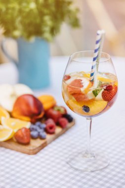 Yaz içeceği, meyve kokteyli çilek Beyaz ahşap tablo