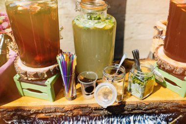 taze mojito ve kırmızı Sangria