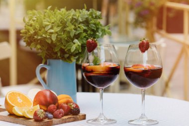 yaz içecekler, meyve kokteylleri çilek Beyaz ahşap tablo