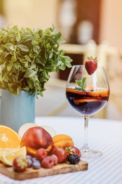 Yaz içeceği, meyve kokteyli çilek Beyaz ahşap tablo