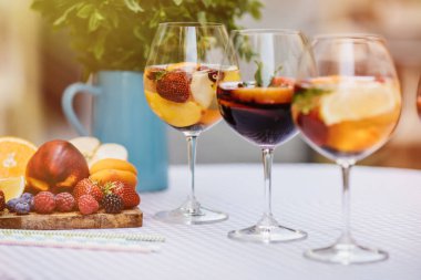 yaz içecekler, meyve kokteylleri çilek Beyaz ahşap tablo