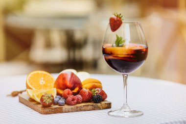 Yaz içeceği, meyve kokteyli çilek Beyaz ahşap tablo