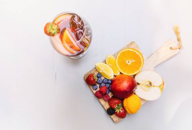 Yaz içeceği, meyve kokteyli çilek Beyaz ahşap tablo