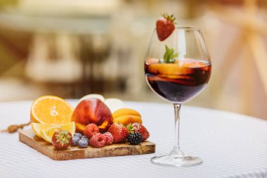 Yaz içeceği, meyve kokteyli çilek Beyaz ahşap tablo