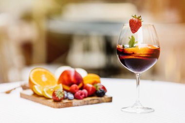 Yaz içeceği, meyve kokteyli çilek Beyaz ahşap tablo