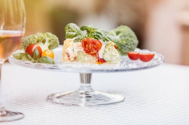 Brushetta şarap için. Koyu arka plan üzerinde rustik ahşap tahta üzerinde kırmızı şarap ile küçük sandviç salam, domates, parmesan peyniri, taze fesleğen ve balsamik krem ile çeşitli servis