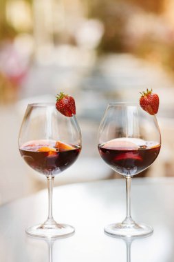 yaz içecekler, meyve kokteylleri çilek Beyaz ahşap tablo