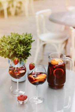 yaz içecekler, meyve kokteylleri çilek Beyaz ahşap tablo