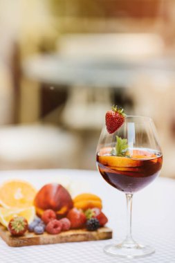 Yaz içeceği, meyve kokteyli çilek Beyaz ahşap tablo