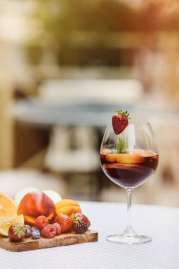 Yaz içeceği, meyve kokteyli çilek Beyaz ahşap tablo