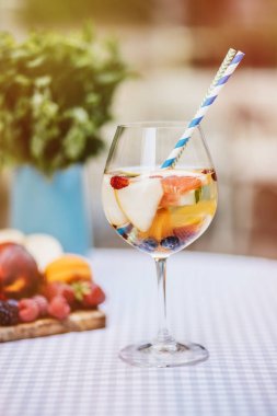 Yaz içeceği, meyve kokteyli çilek Beyaz ahşap tablo