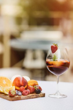 Yaz içeceği, meyve kokteyli çilek Beyaz ahşap tablo