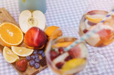 yaz içecekler, meyve kokteylleri çilek Beyaz ahşap tablo