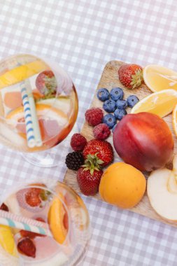 yaz içecekler, meyve kokteylleri çilek Beyaz ahşap tablo