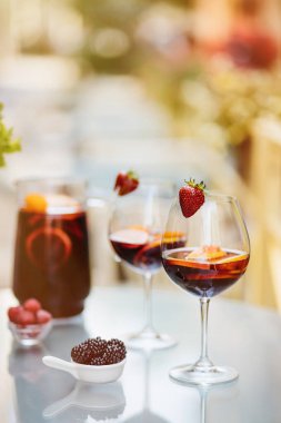 yaz içecekler, meyve kokteylleri çilek Beyaz ahşap tablo