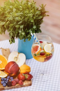 Yaz içeceği, meyve kokteyli çilek Beyaz ahşap tablo