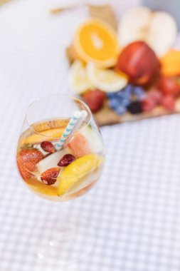 Yaz içeceği, meyve kokteyli çilek Beyaz ahşap tablo