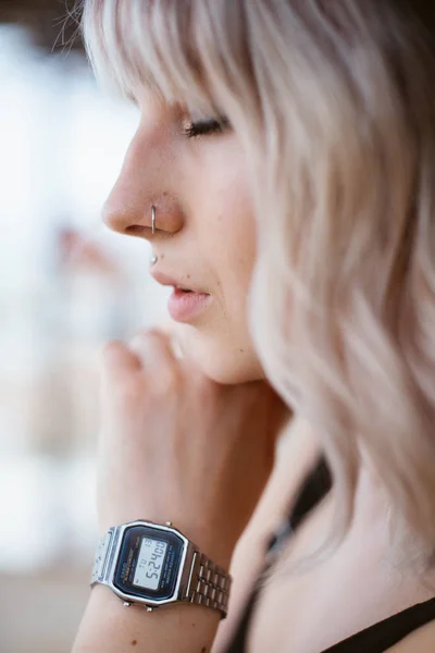 Vacker Ung Kvinna Med Tatuering — Stockfoto