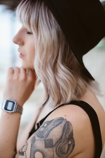 güzel bir genç kadın dövmesi 