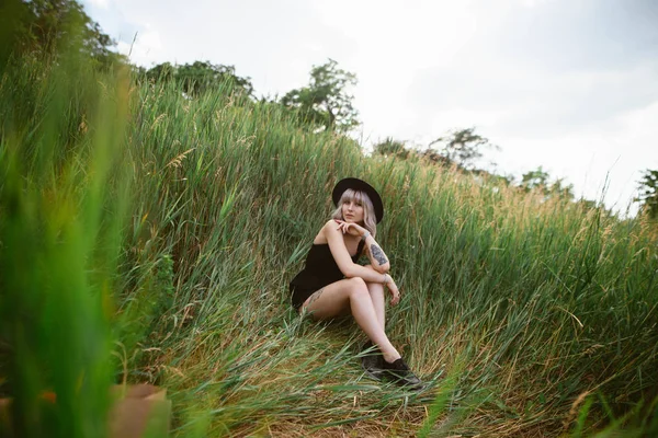 Retrato Jovem Loira Hipster Mulher Vestido Preto Sentado Grama Verde — Fotografia de Stock