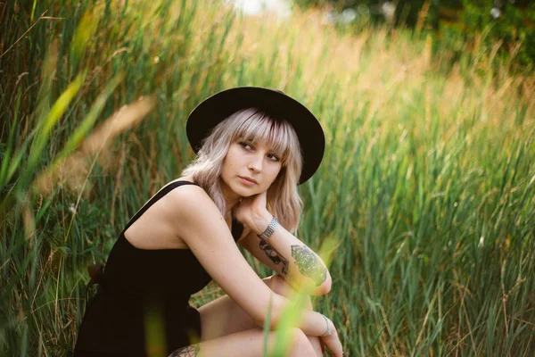 Porträt Einer Jungen Blonden Hipsterfrau Schwarzen Kleid Die Einem Sonnigen — Stockfoto