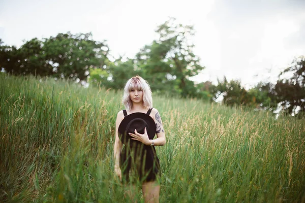 Portrait Jeune Femme Hipster Blonde Dans Robe Noire Sur Terrain — Photo