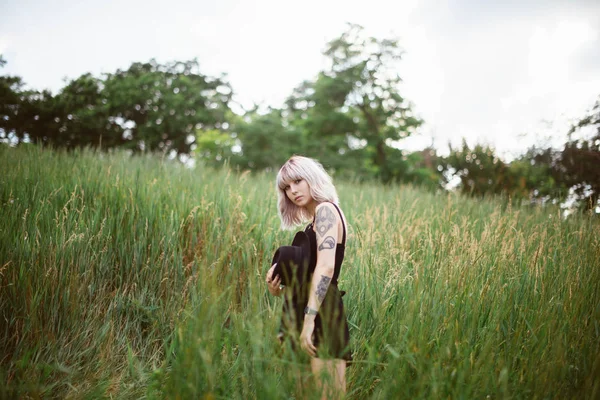 Portrait Jeune Femme Hipster Blonde Dans Robe Noire Sur Terrain — Photo